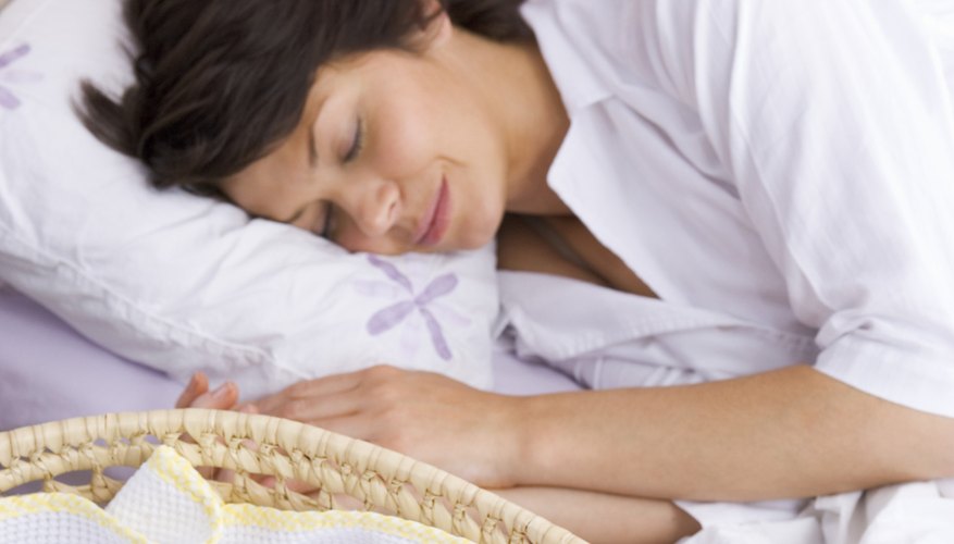 Una cuna o cama junto a la tuya puede hacer que sea más fácil levantarte sin perturbar al bebé.