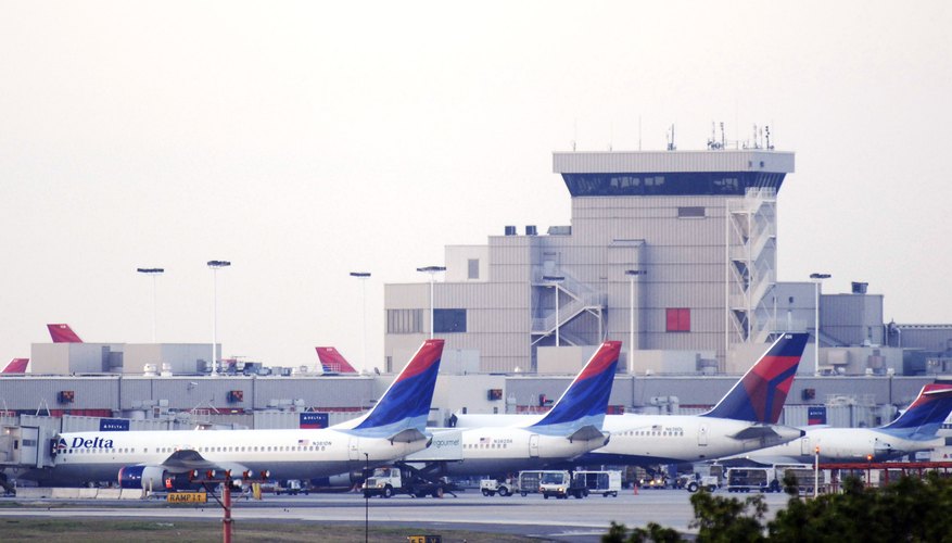 Los aviones de Delta se alinean fuera del aeropuerto de Atlanta.