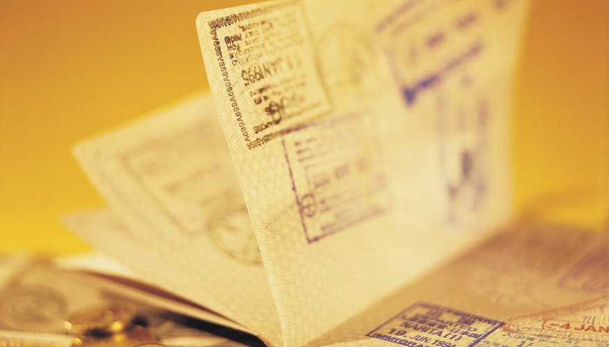 Para obtener un pasaporte debes llenar el formulario de aplicación D-11 al menos dos meses antes de iniciar tu viaje.