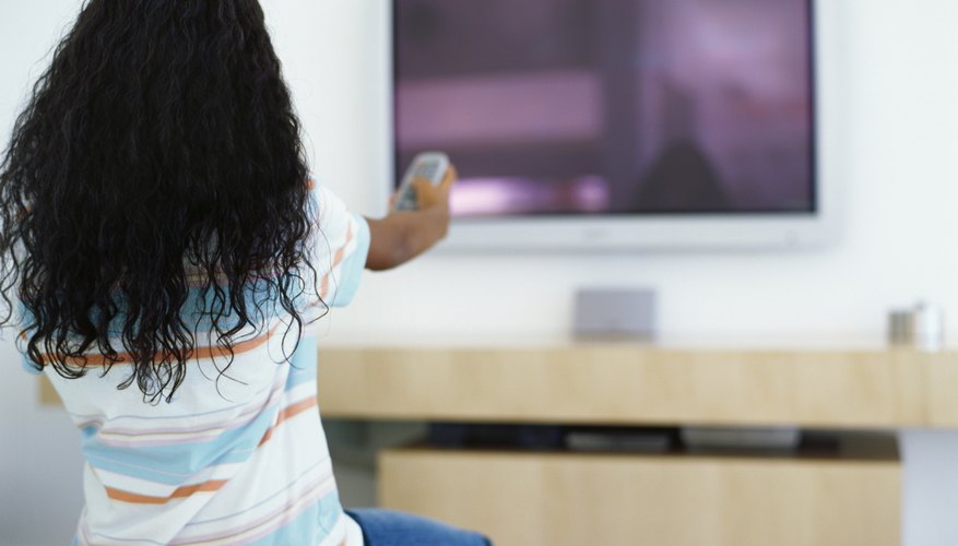 Unas medidas de seguridad apropiadas pueden prevenir que tu televisión o su mueble se caiga sobre tu hijo.