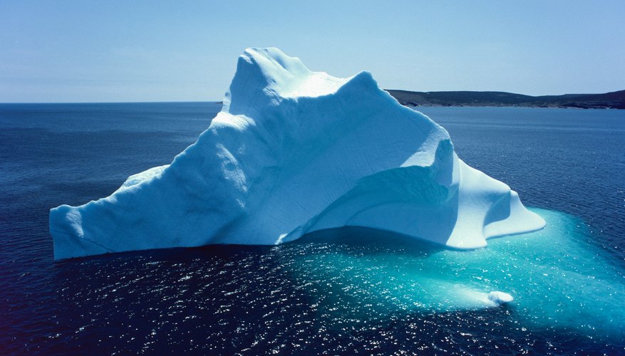 Sólo de una séptima parte a una décima parte de la masa de un iceberg aparece sobre la superficie del océano.
