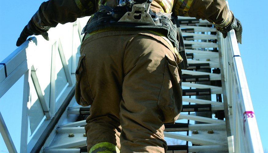 El diseño de escaleras industriales tiene ciertos requerimientos de la OSHA.