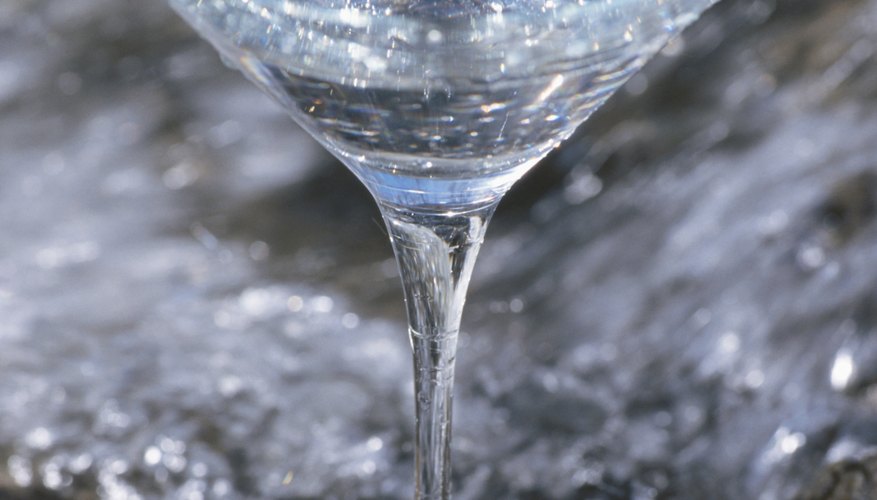 El agua pasa por varios procesos para que sea segura para beber.