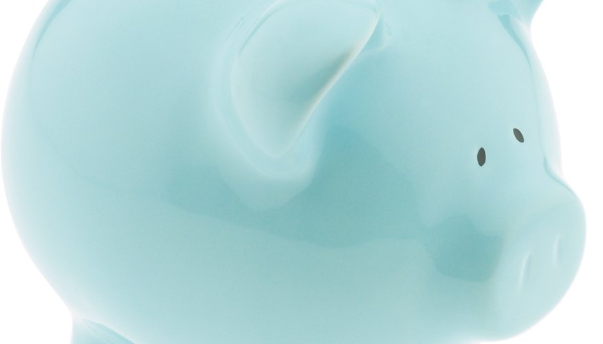 Elige una alcancía de cerdo del color favorito de tu hijo para decorarla.