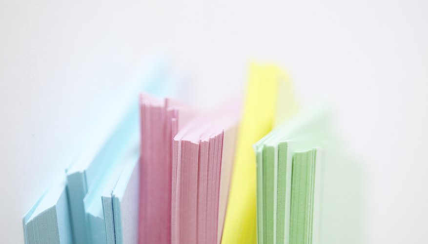 Transforma tu papel favorito en una libreta hecha a mano.