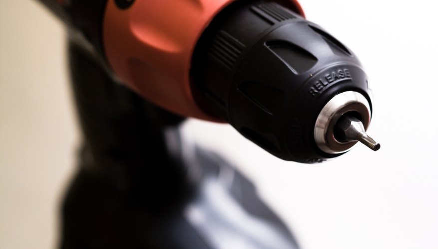 Las mandíbulas de un taladro eléctrico pueden abrir o cerrar.