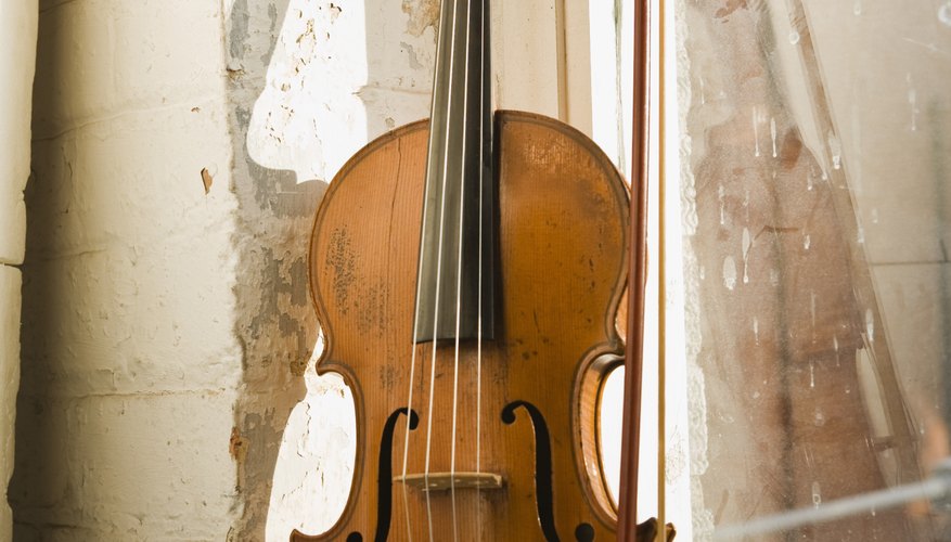 Los violines tienen un diseño clásico.