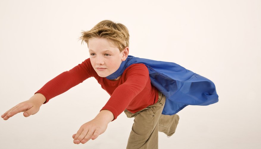Hacer trajes caseros de superhéroes puede dar lugar a una tarde de diversión bajo techo para los niños y sus padres.