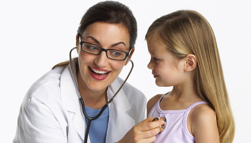 Ayuda cuando los padres permiten que los niños sepan qué esperar durante su visita al consultorio del médico.
