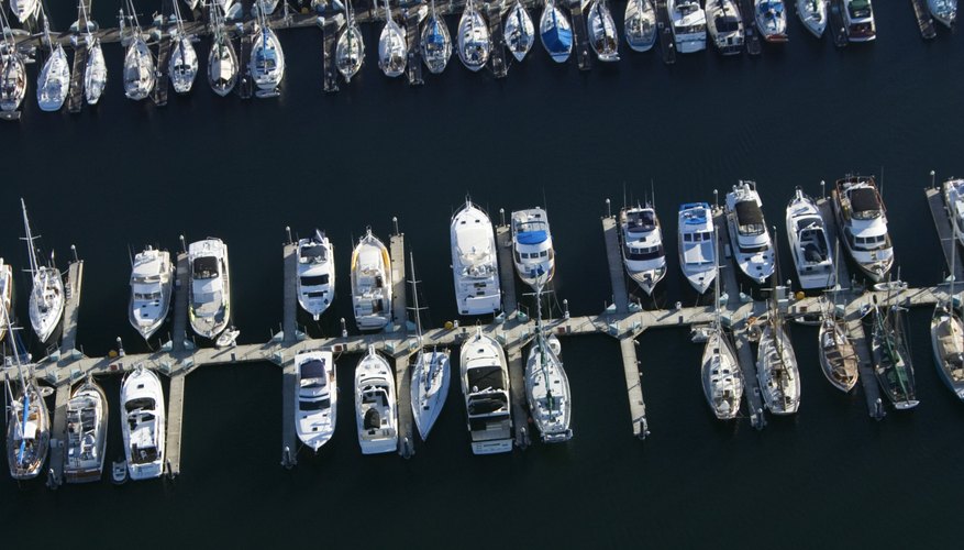 Las cubiertas de acrílico y de poliéster se utilizan para cubrir los barcos cuando se guardan en la marina.
