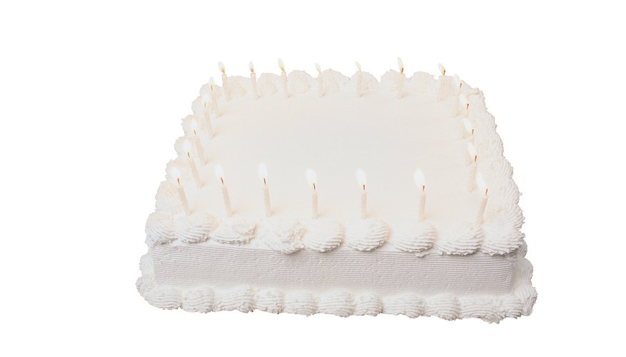Decora una torta de cumpleaños simple con una imagen en glaseado comestible.