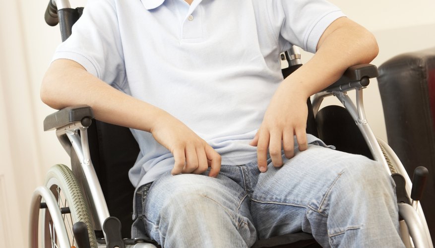 Los maestros de educación especial trabajan con niños que tienen diferentes tipos de discapacidades.