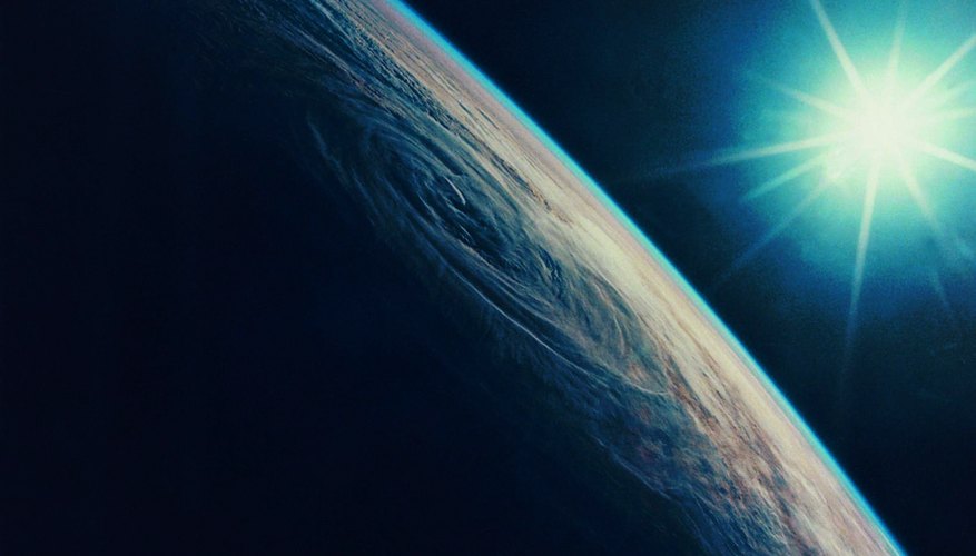 Los cinco planetas visibles al ojo humano son Mercurio, Venus, Marte, Júpiter y Saturno.