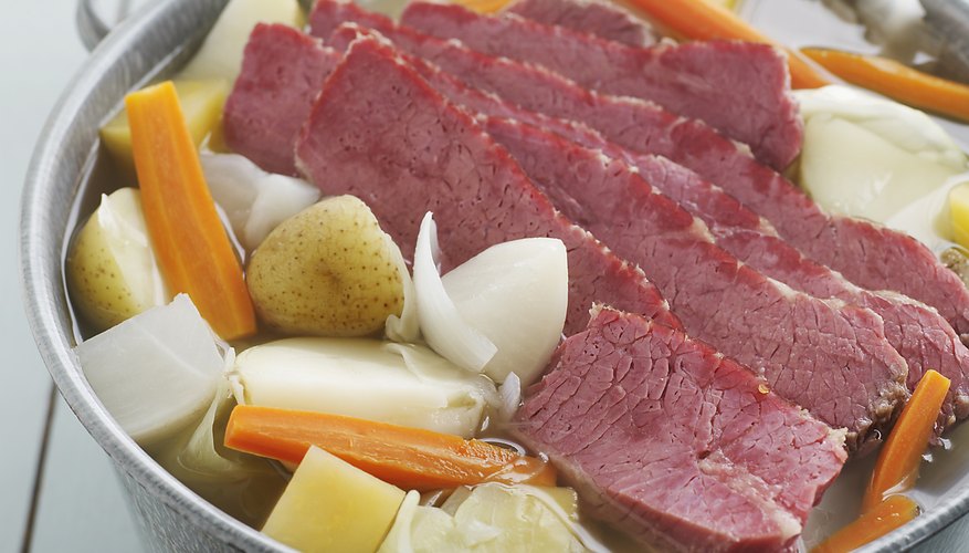 El proceso de salar ayuda a darle a la carne un color rosáceo.