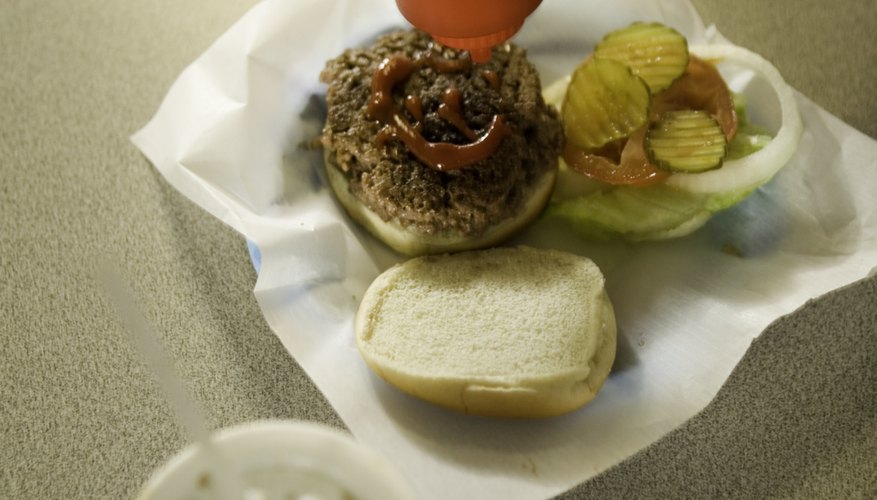 Trabajar en comida rápida es más que voltear hamburguesas.