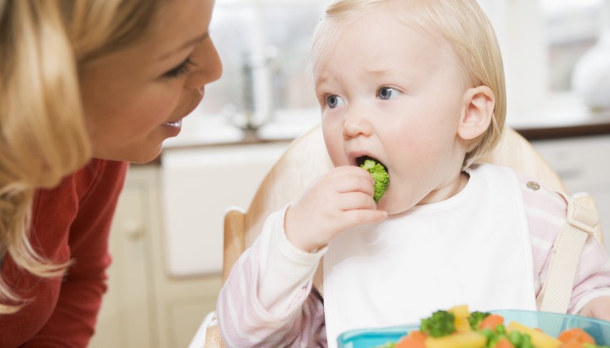 Las verduras cocidas son blandas y más seguras para los niños pequeños en lugar de las verduras crudas y duras.