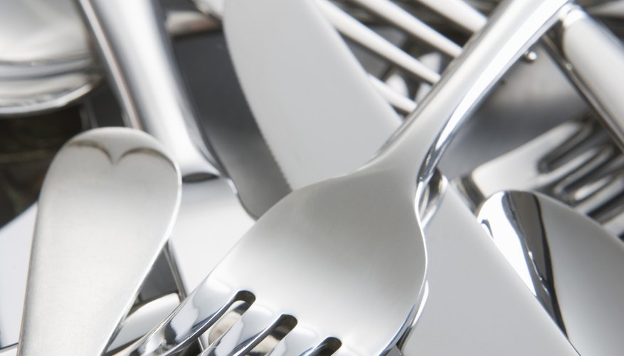 Antigüas cucharas de plata maciza como éstas pueden ser transformadas en encantadoras joyas.