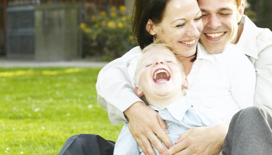 La calidez parental, como el abrazar a un hijo, tiene una influencia en su desarrollo.