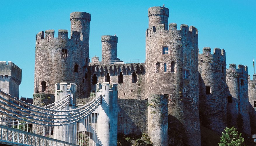 Crea torres de castillo realistas con rollos de papel higiénico.