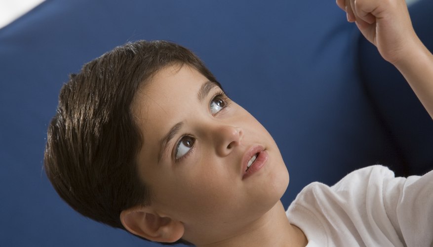 Los bloques de base diez les permiten a los niños construir números con sus propias manos.