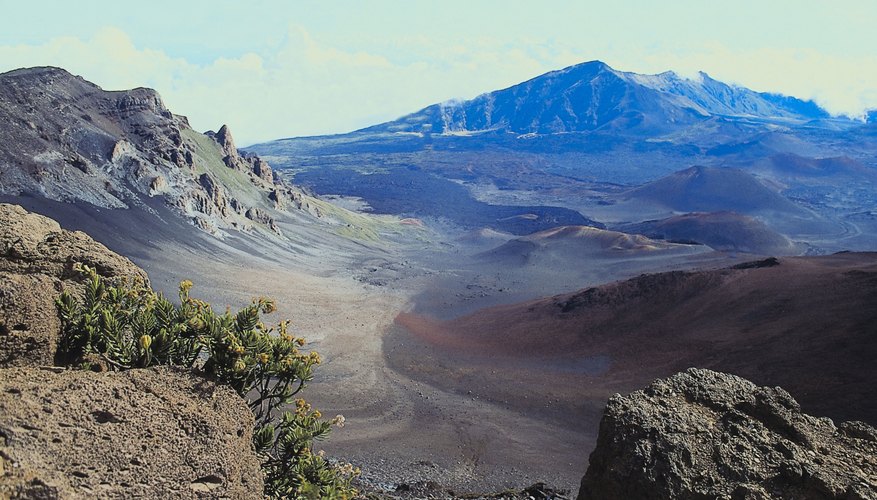 Los volcanes de arcilla de secado al aire y papel maché son una forma divertida de estudiar dicho rasgo geográfico.