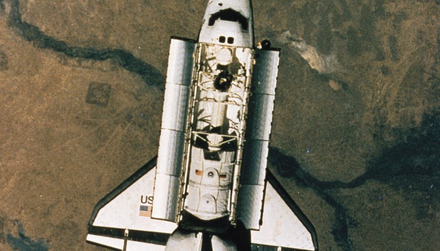 Photo Credit: Comstock Images/Comstock/Getty Images The space shuttle used aerodynamic lift to achieve an accurate landing trajectory.