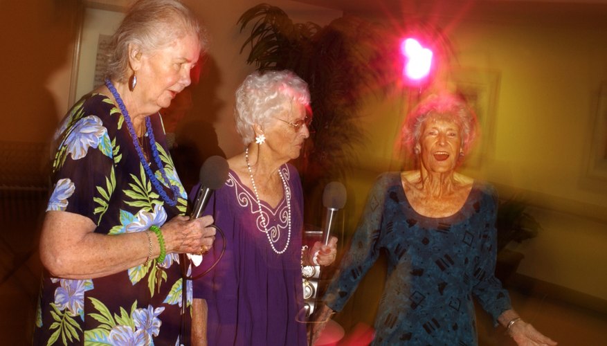 Las personas de casi cualquier edad pueden disfrutar del karaoke.