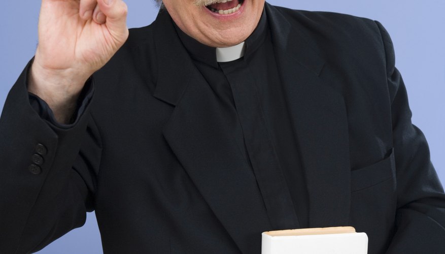 Cómo crear un disfraz de sacerdote.