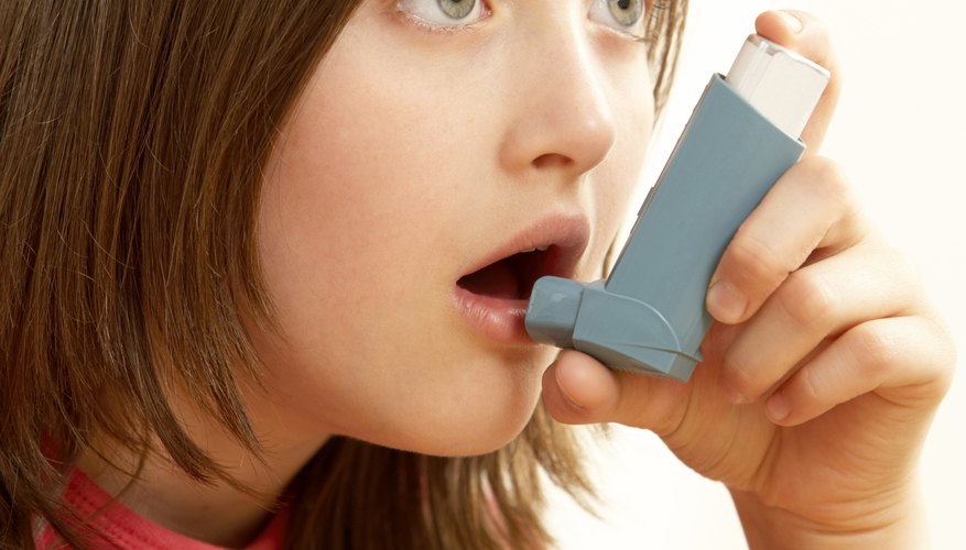 Los niños pueden manejar los ataques agudos de asma con un inhalador.