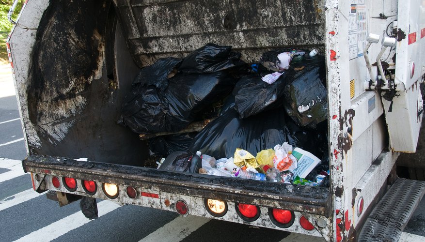 Los recolectores de basura utilizan camiones para hacer su trabajo.
