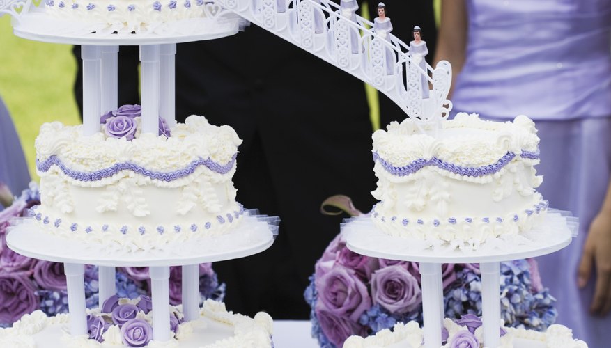 Make a veil for the doll on top of the cake. Make a veil for the doll on top of the cake.