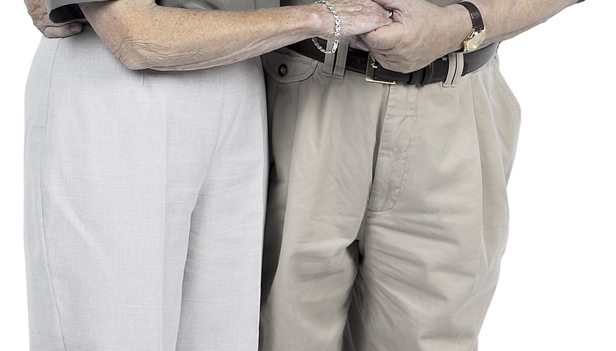 Puedes hacer frente a algunos retos si tus padres ancianos se mudan contigo.