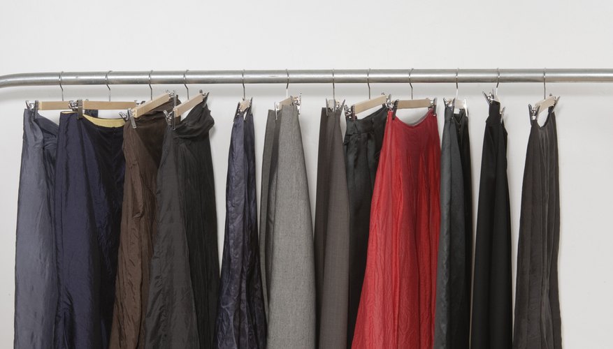 Puedes usar una forma para estirar una cintura elástica en pantalones, faldas y shorts.