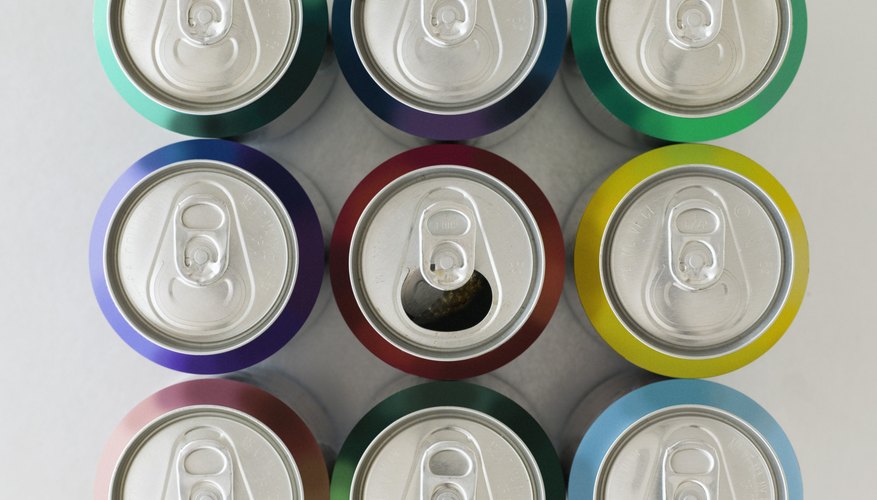 Guarda tus viejas latas de aluminio para crear modelos de autos reciclados.