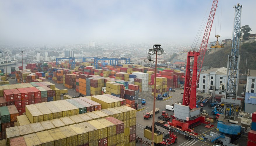 Si una empresa desea exportar 5.000 zapatos para una nación con políticas comerciales estrictas, el gobierno puede imponer un arancel o una cuota en el negocio.