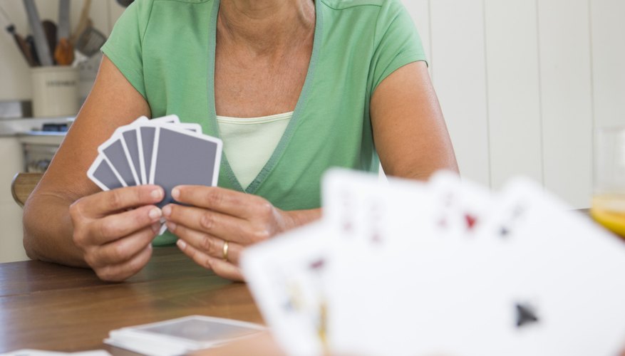 Los juegos de cartas son divertidos para pasar la tarde.