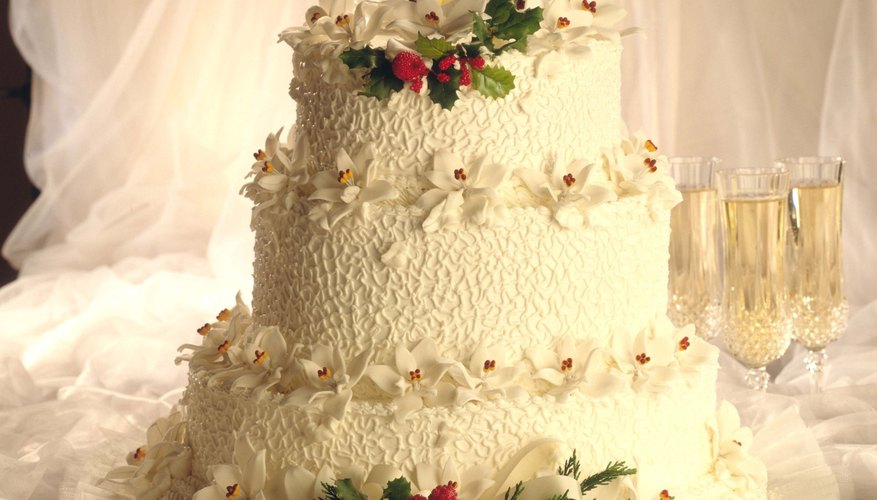 Los pasteles en capas suelen servirse en las bodas pero también son apropiados para cualquier celebración formal.