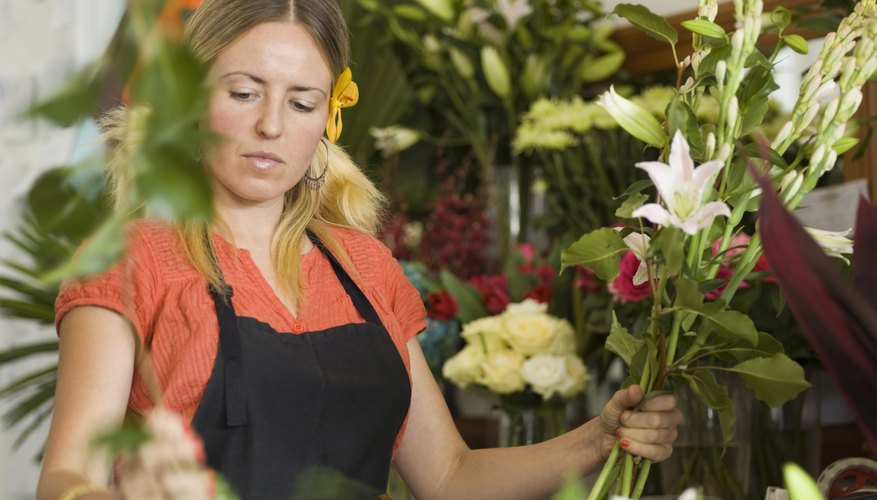 Los floristas profesionales usan espuma florar para mantener las flores en su lugar.