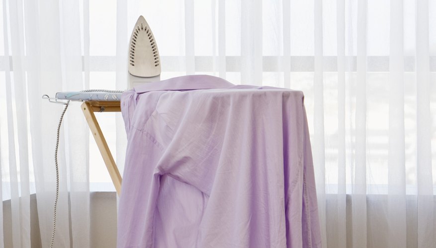 Tefal, también conocido como T-Fal, es un fabricante francés de baterías de cocina y de pequeños electrodomésticos que hace planchas antiadherentes de vapor.