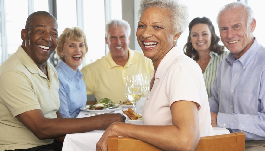Un grupo de amigos almorzando en un restaurante.