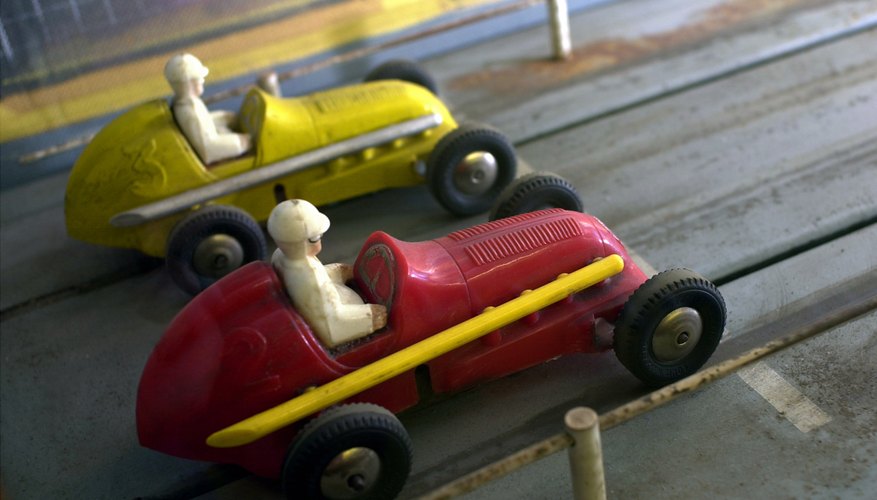 Construye coches de juguete junto a tus hijos.