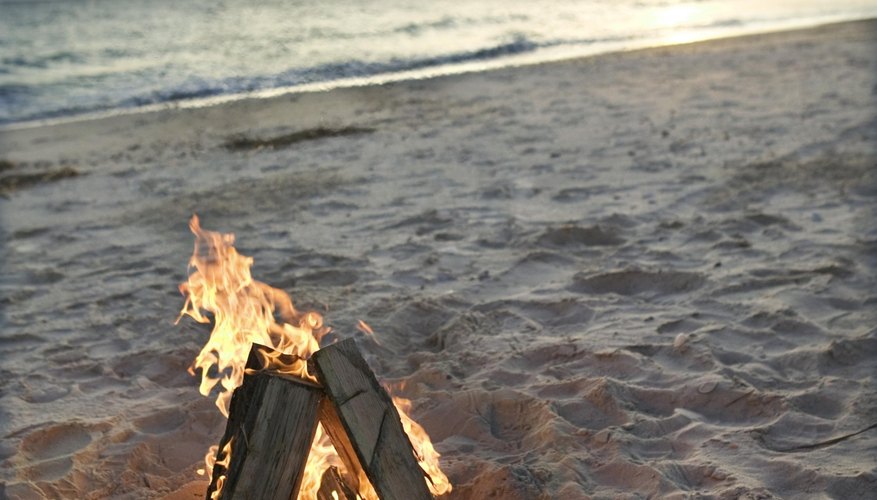 El viento puede hacer que encender una fogata en la playa sea difícil.