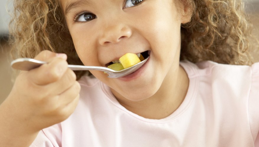 Tu hijo puede disfrutar la ensalada de fruta como un bocadillo saludable.