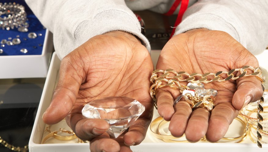 Repara tus cadenas de oro y plata por tu cuenta para ahorrar dinero.