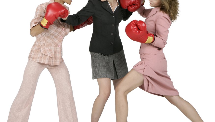 Los conflictos sin resolver pueden escalar, llevando a acciones disciplinarias contra las partes involucradas.
