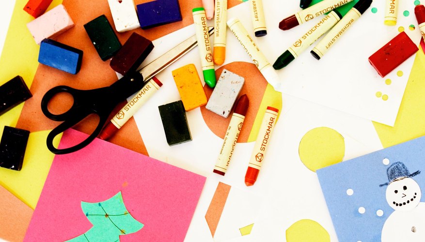 Hacer un álbum de fotos casero requiere materiales tradicionales de arte y manualidades.