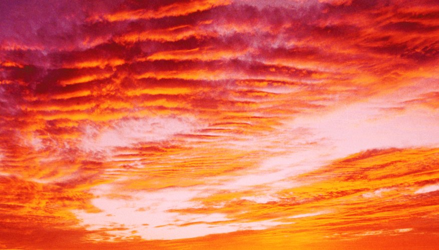 Las formaciones de nubes proporcionan un impresionante telón de fondo de una puesta de sol.