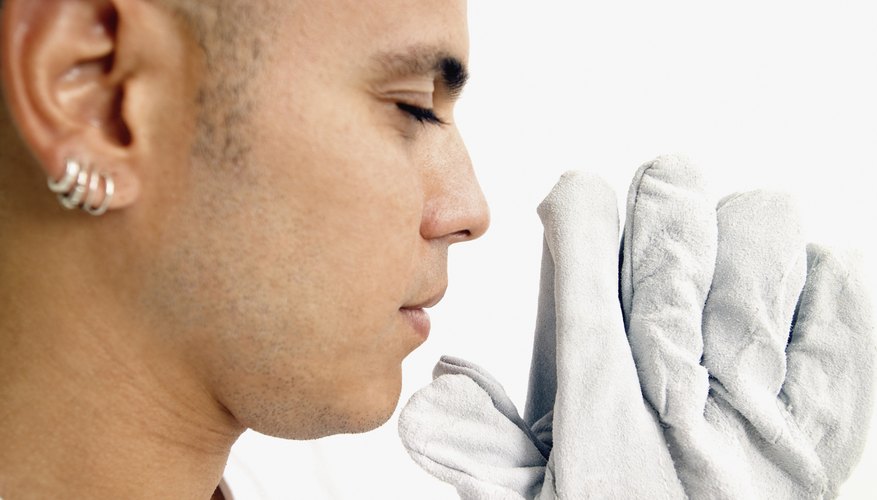 Simula un arete en una oreja sin perforar con una argolla con bolita.