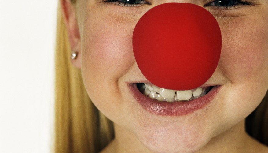 Puedes hacer una simple y barata nariz roja de reno con papel maché.