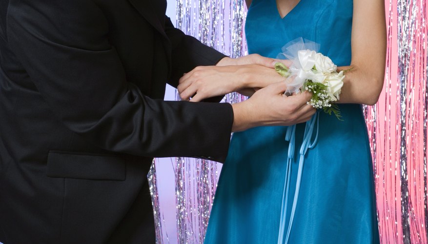 haz una pulsera para el baile de graduación.